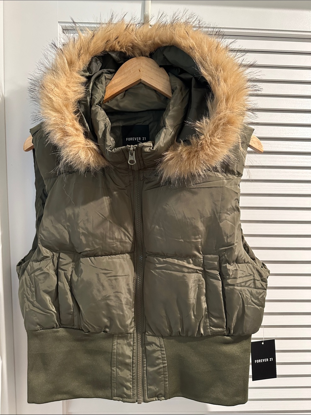 NWT Forever 21 Broad Waist Puffer Faux Fur Hoodie Vest w/Full Zipper and pockets